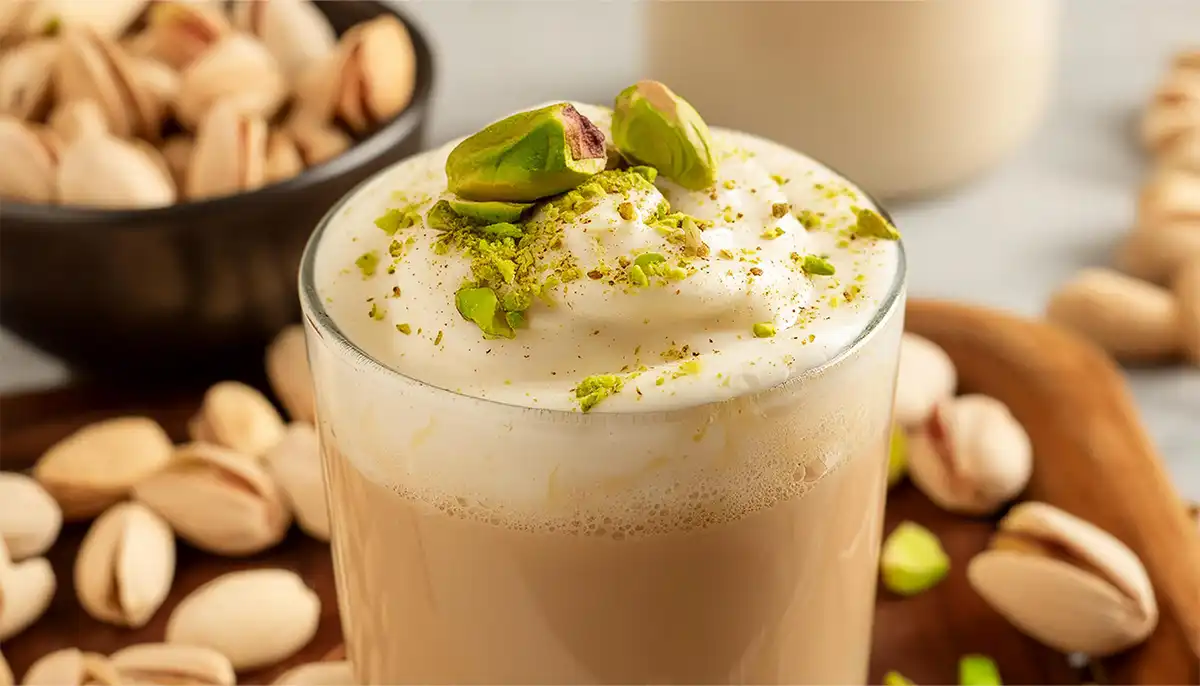 Iced White Chocolate Pistachio Oat Shaken Espresso Tarifi